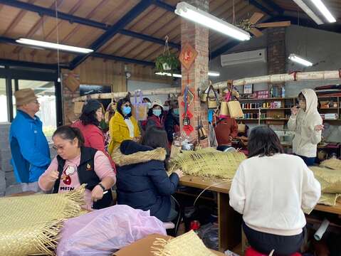 带游客深入「檨林蔺草工坊」，了解蔺草编织的工艺价值