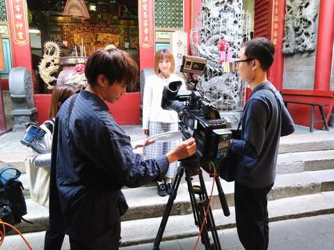 拍攝團隊於水仙宮市場廟前拍攝前導影片