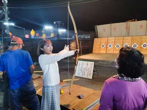 主持人兼头NOZOMI於武圣夜市挑战射箭小游戏