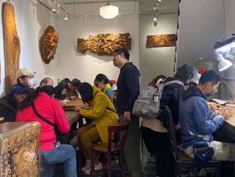 游客体验台南在地的木雕文化