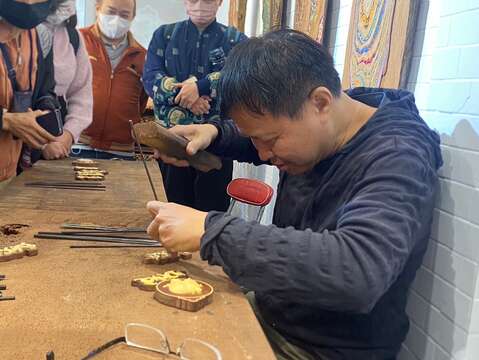 木雕藝術大師劉進文為遊客示範木雕工藝