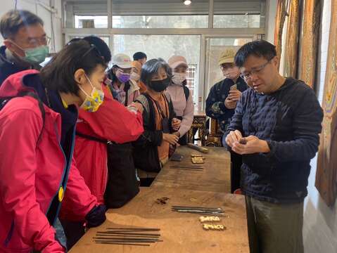 由木雕艺术大师刘进文亲自带领，让游客更能了解台南在地的木雕文化
