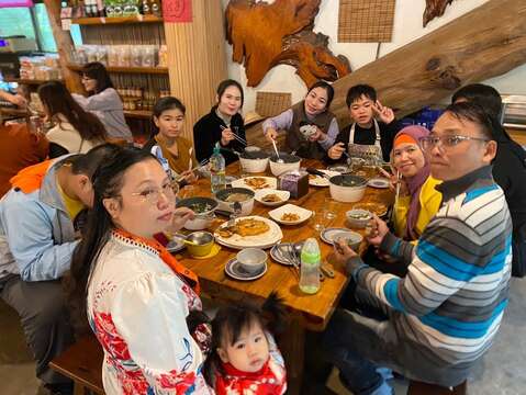 遊客一起享用美食