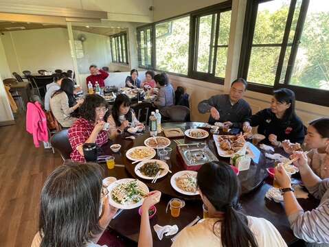 遊客品嘗當地平埔族美食