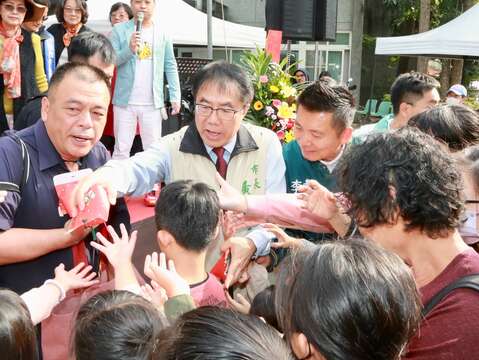 黄伟哲市长与热情参加活动的民众