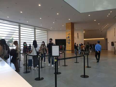 連假期間還是許多民眾選擇來台南美術館觀賞藝術品