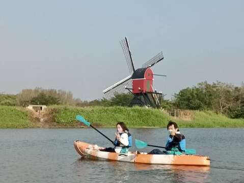在德元埤水域划獨木舟，可欣賞優美的埤塘風光