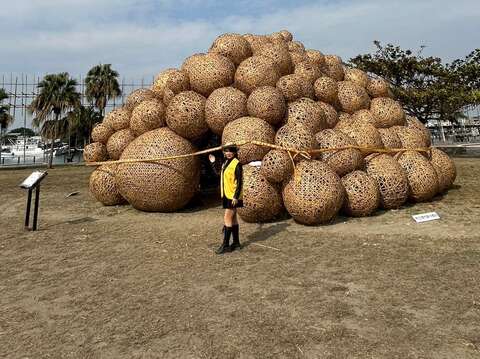 安平燈區無限圓(花燈作品建置中113.1.25拍攝)