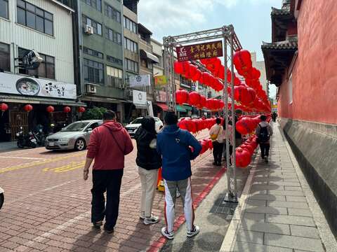 祭祀武庙旁摆放祈福灯廊，希望为民众带来新年新希望