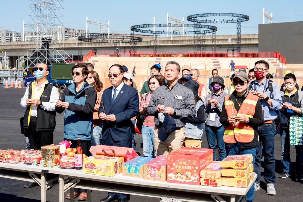 交通部观光署周永晖署长及台南观旅局林国华局长率领灯会团队「开工拜拜」