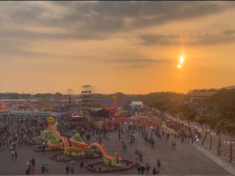 搭乘台鐵沙崙支線的民眾於進站下車前，更是不需要空拍機就可以透過車窗一覽燈區全景