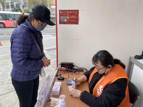 民众参与安平灯区集章卡活动