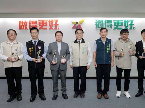 市長黃偉哲在市政會議上公開表揚業者用心在地、成就臺南。