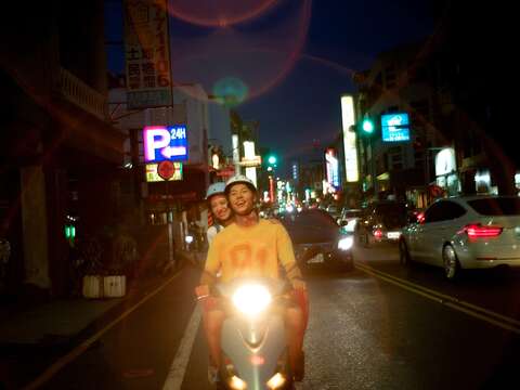 片中許光漢（前）騎車載著清原果耶（後）穿梭台南大街小巷。劇照提供：翻滾吧男孩電_0