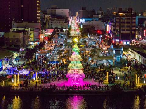 結合臺南400的聖誕燈飾得獎照片(一)_(取自繆思得獎者網頁)