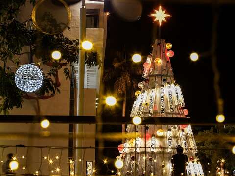 位於新营文化中心的圣诞树展现出历史扩散的影响力