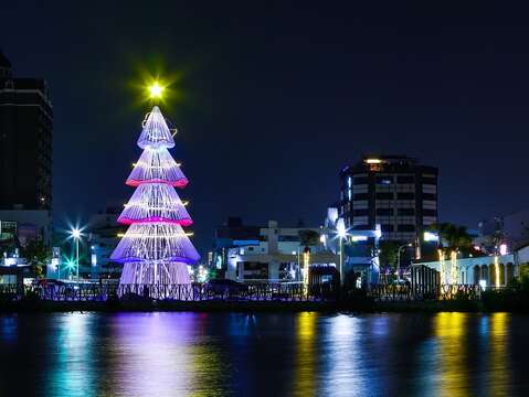 河樂燈區的聖誕樹結合了風帆與波浪的造形為臺南帶來更多的力量與希望