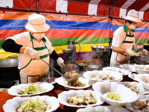 「阿勇家餐饮事业」讲求纪律，由一帮厨房助手与外场人员组成专业团队操持办宴(张耘书拍摄)