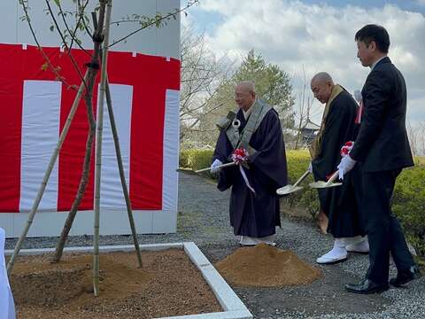 /高台寺後藤典生委员长(左)、奥村绍仲执事长(中)、京都市政府代表观光政策监土桥聡宪(右)