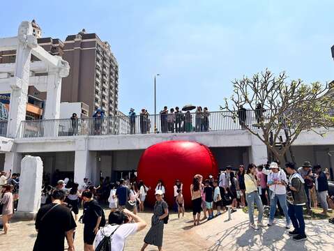 红球本日出现在河乐广场吸引许多民众拍照打卡