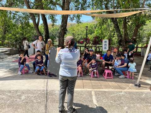 尖山埤渡假村游客参加导览解说