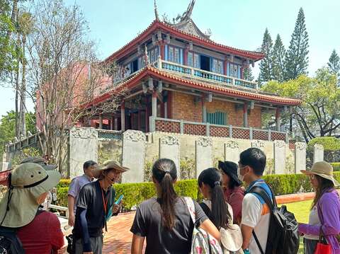 赤崁樓一早就有許多民眾前往遊園