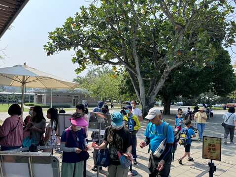 許多民眾不畏太陽選擇到山上水道博物館朝聖歷史水道