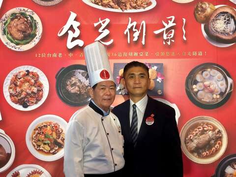 由臺南市觀旅局舉辦的美食活動，李萬(左)與李日東(右)父子常一起出席。(李日東提供)