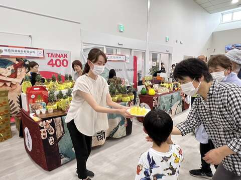 台南凤梨直送现场受民众欢迎