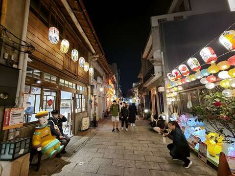 神农街越夜越美，吸引游客走进老街