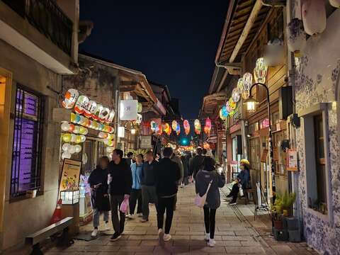 在昏黄街灯印衬下，神农街的夜景愈发迷人