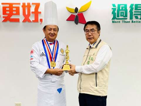 盧正治師傅參加2023菲律賓世界名廚精英賽榮獲「中餐熱菜特金獎」、「世界創新金牌獎」，於市政會議向市長獻獎