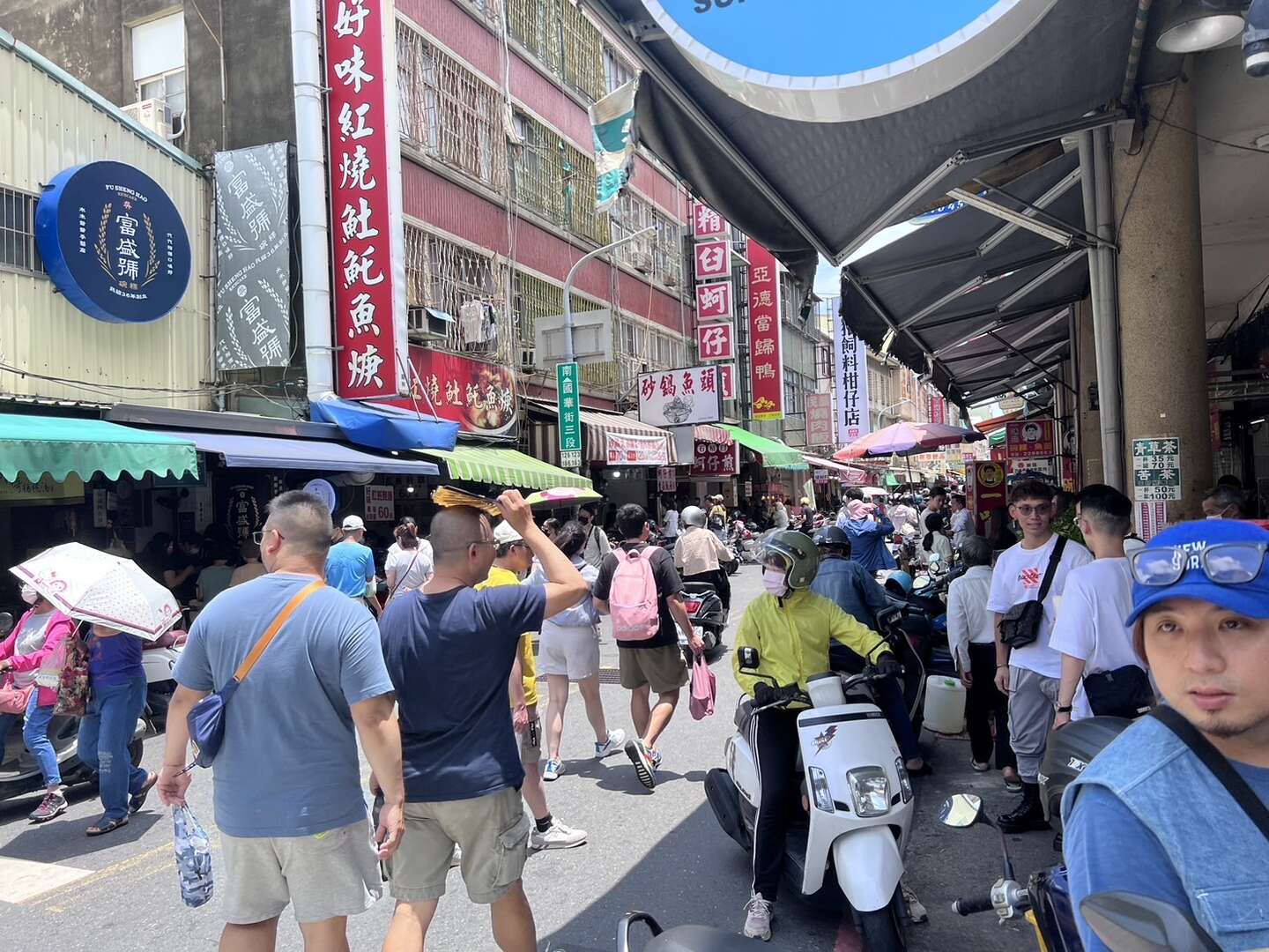 遊客不畏豔陽也要來國華街排隊吃美食