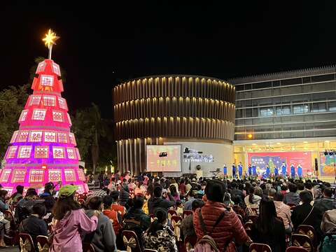 圣诞树闪耀新营文化中心广场