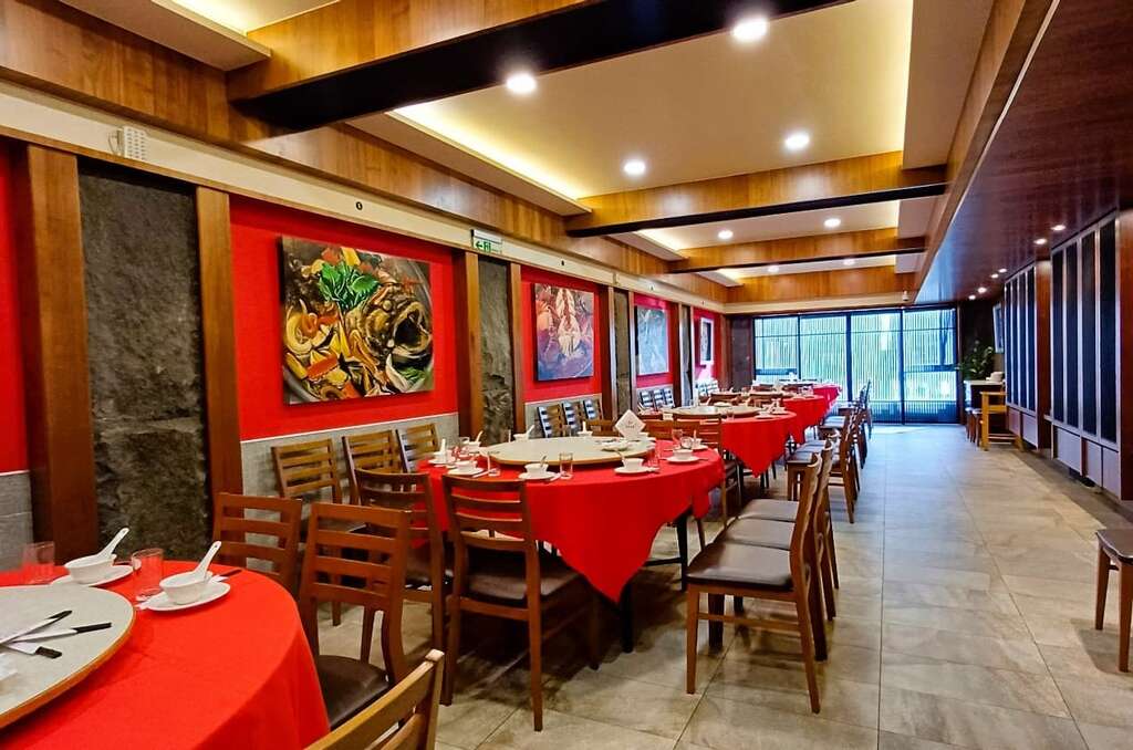 翻修後的阿美饭店,明亮优雅,保留大红圆桌,十分有早期办桌的氛围。(张耘书拍摄)