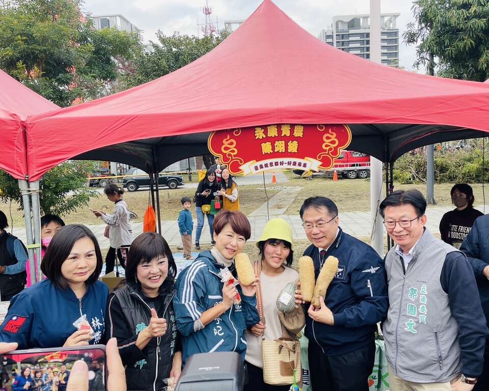 市长与民众合照