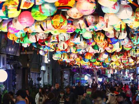 2025普济灯会人潮满满
