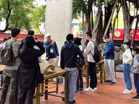 5.赤崁楼游客入园聆听导览