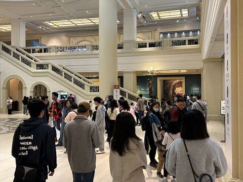 6.奇美博物馆游客入馆参观展览