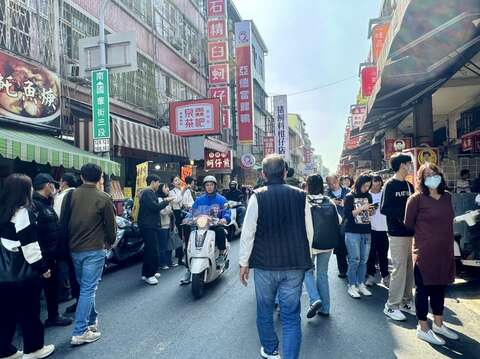 国华海安商圈游客大啖美食