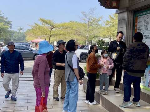 新化虎头埤风景区天气宜人游客入园