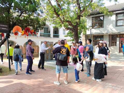 安平树屋游客聆听导览解说