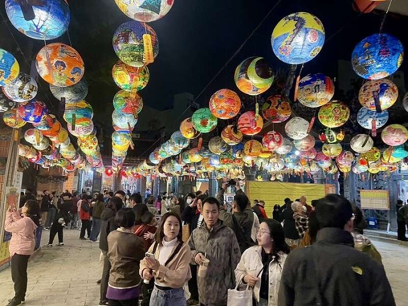 游客欣赏普济殿外灯笼