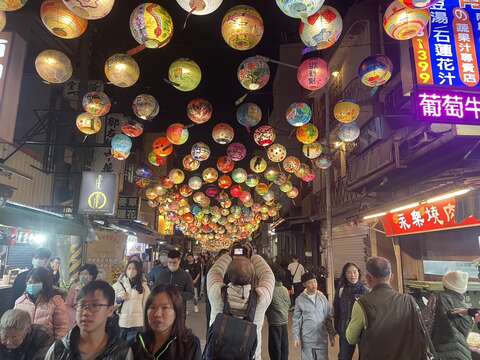 府城普济灯会民众前往参观