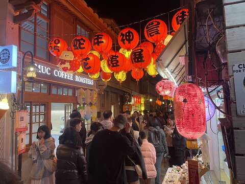 神农街灯会展现出年轻人的创意