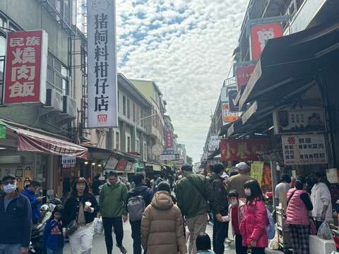 国华街民众除夕品尝小吃美食