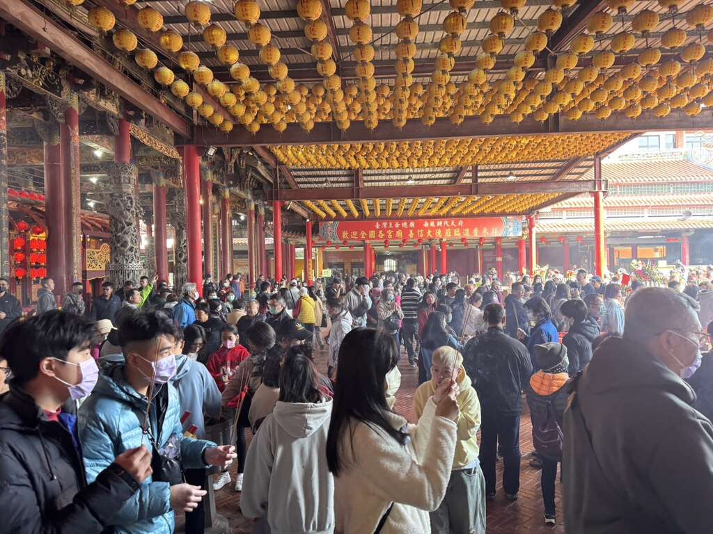 南鲲鯓代天府祈福民众