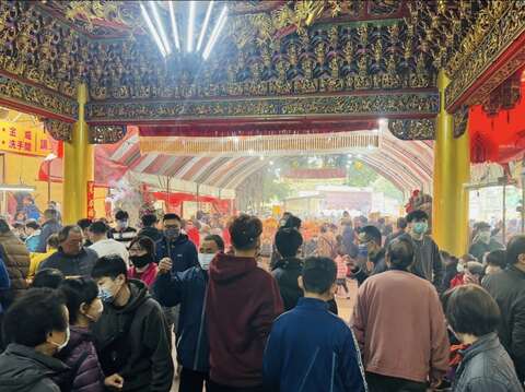 民众前往台南开基玉皇宫祈求新的一年平安顺利