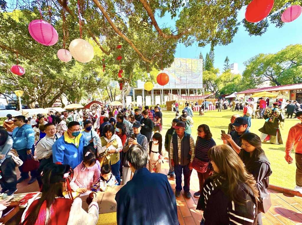 台南赤崁楼园区热兰遮市集人潮热闹滚滚