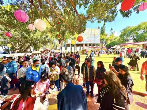 台南赤崁楼园区热兰遮市集人潮热闹滚滚